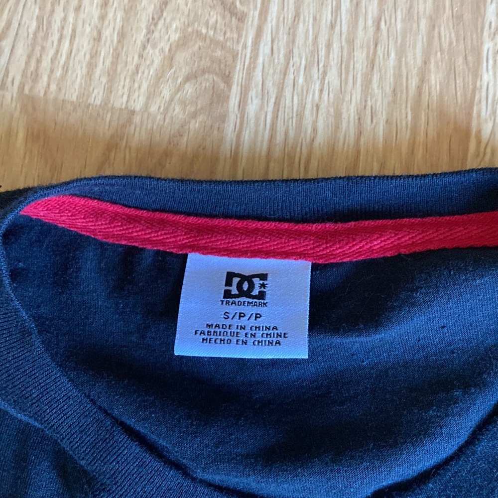 Mens small DC shirt - Picture 2 of 4